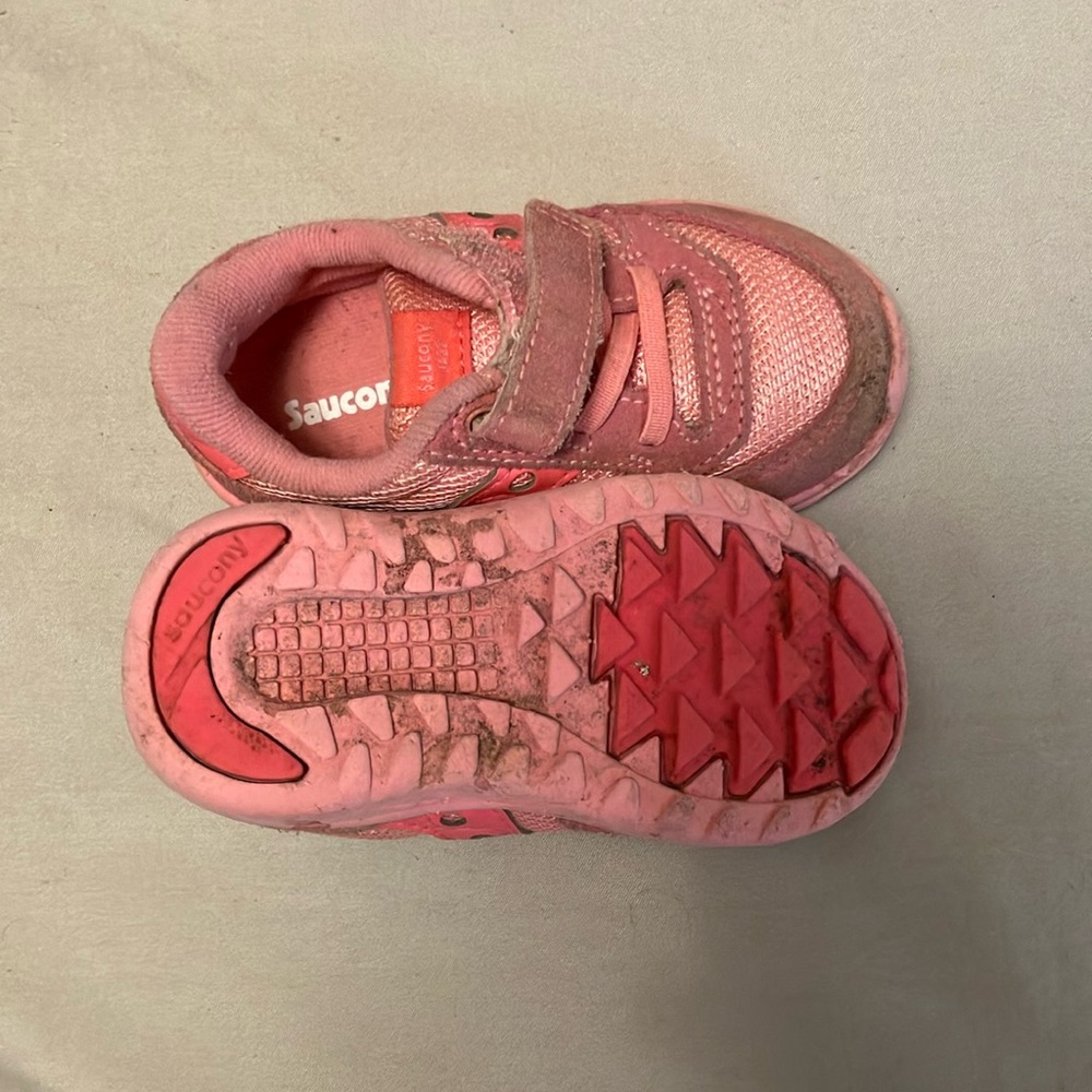 Saucony pink gym shoe